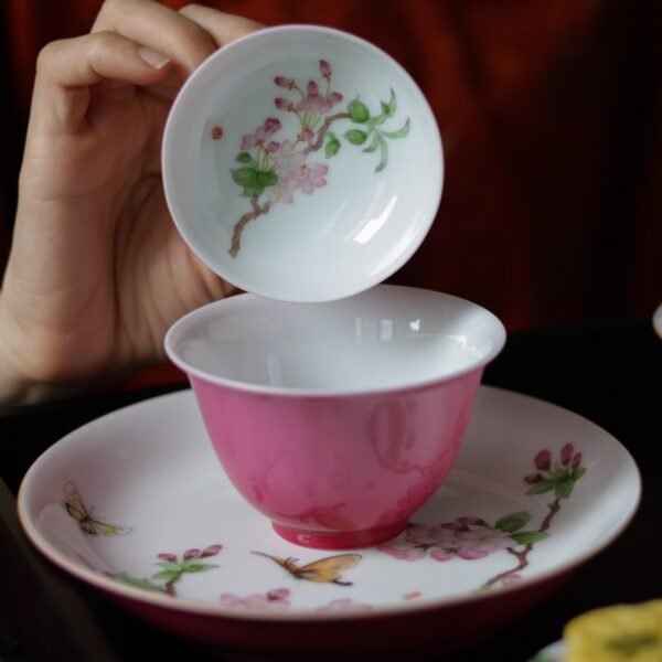 “แม้กาลผ่าน ดอกหายถังยังงดงามดังเดิม” ถ้วยชาพร้อมฝา ลายดอกหายถังสีแดงอมชมพูแร้มนุ่ม วาดด้วยมือ