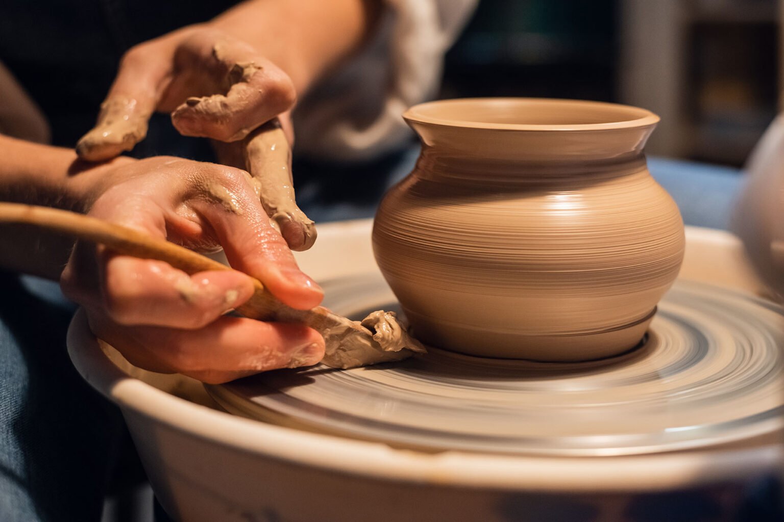 lesson in the school of pottery, sculpt a pot, close plan